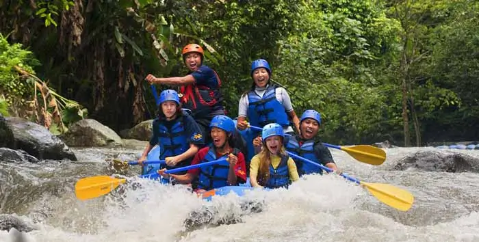 Pasangan dan teman berarung jeram di Sungai Ayung dengan pemandu profesional
