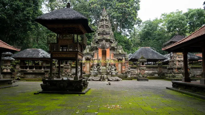 Halaman Pura Dalem Agung Padangtegal dengan bale dan pelinggih di Monkey Forest Ubud