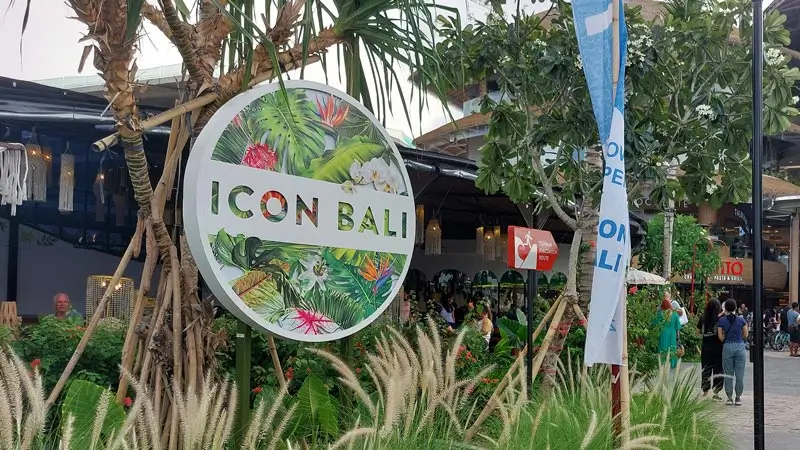 Area outdoor Icon Bali Mall Sanur Denpasar dengan papan nama dan pengunjung