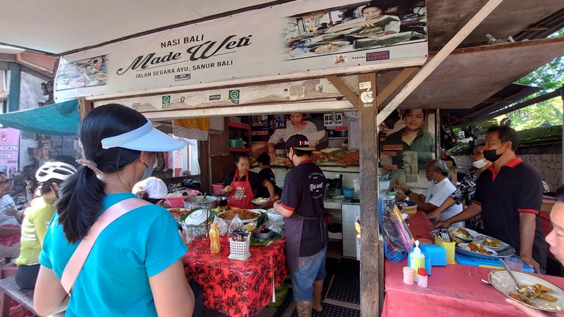 Wisata kuliner nasi Bali di warung Made Weti dekat Pantai Sanur Denpasar