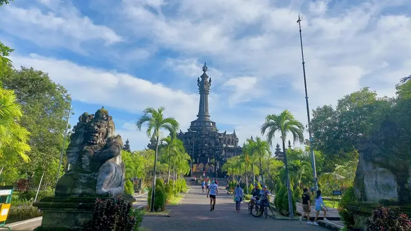 Destinasi wisata Monumen Bajra Sandhi Renon Denpasar dengan jalur pejalan kaki dan pengunjung.