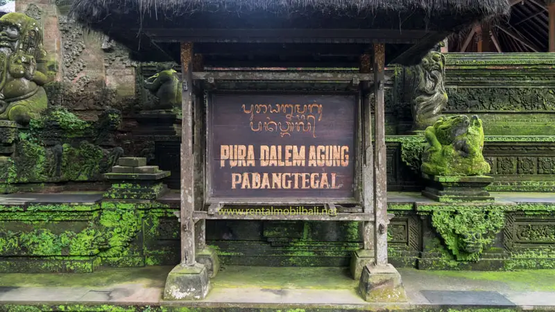Papan nama kayu Pura Dalem Agung Padangtegal di area Monkey Forest Ubud