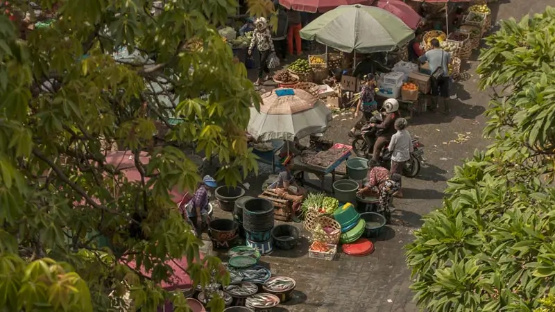 Suasana Pasar Badung Denpasar dari atas dengan pedagang dan lapak sayur berpayung warna-warni