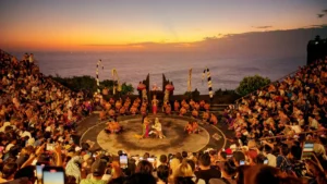Pertunjukan Kecak Uluwatu saat matahari terbenam; panggung dan tribun penuh