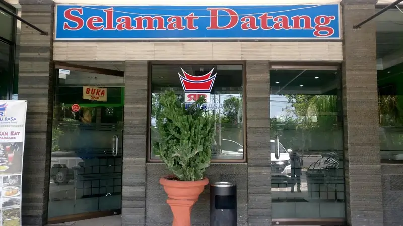 Pintu masuk Rumah Makan Padang Rindu Rasa di Tanjung Benoa Bali