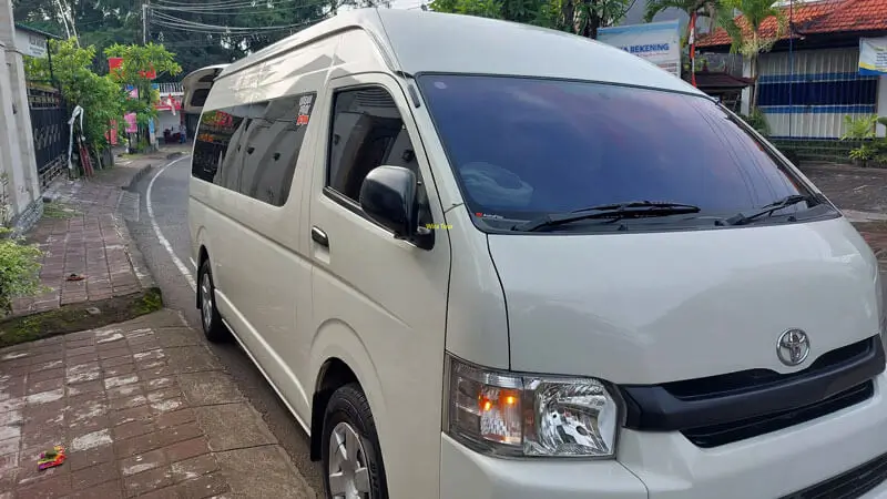 Mobil Toyota Hiace untuk private tour keluarga di Bali