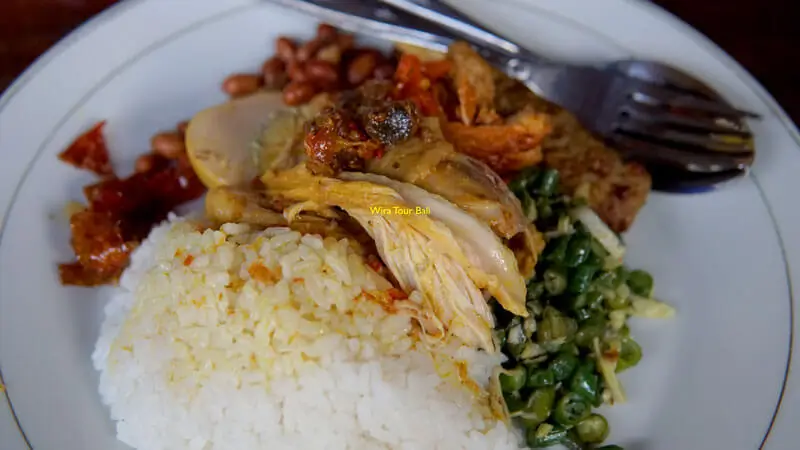 Menu nasi ayam Kedewatan sebagai makan siang di Ubud