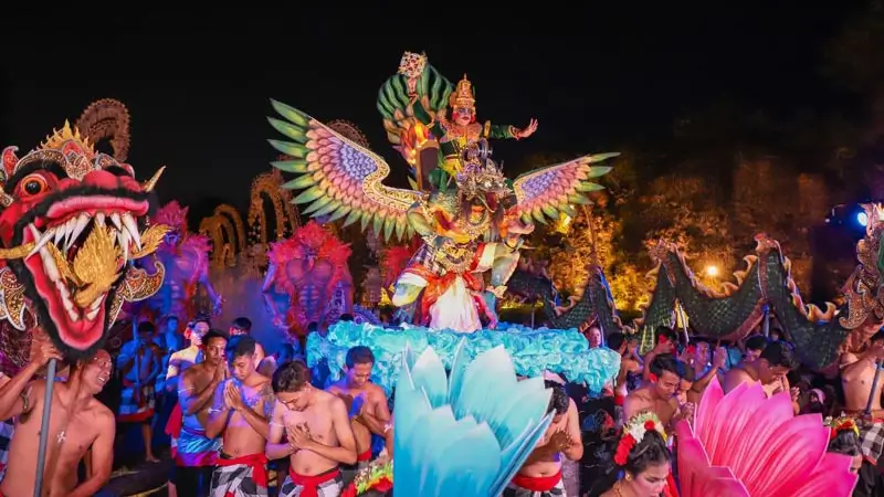 Iringan penari berwarna-warni pada parade malam di Garuda Wisnu Kencana Bali