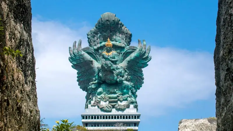 Patung utama Garuda Wisnu Kencana tampak depan di kawasan GWK Bali