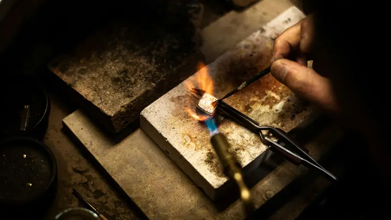 Proses solder perhiasan perak oleh pengrajin di Desa Celuk, Gianyar