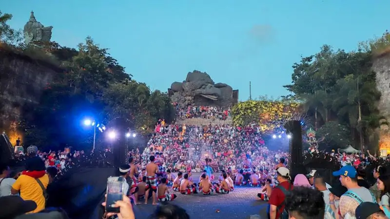 Penonton memenuhi Lotus Pond GWK saat pertunjukan malam dengan panggung di tengah tebing batu