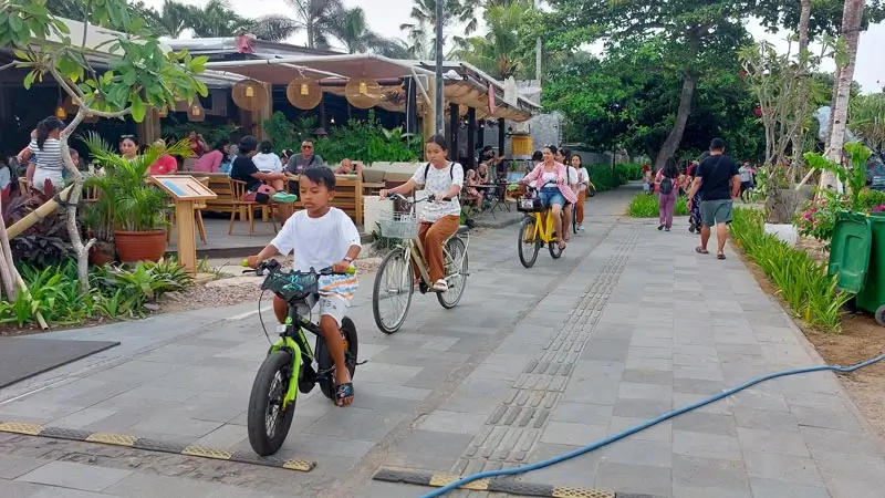 Area menginap keluarga di Bali: promenade Sanur yang enak untuk jalan sore dan stroller