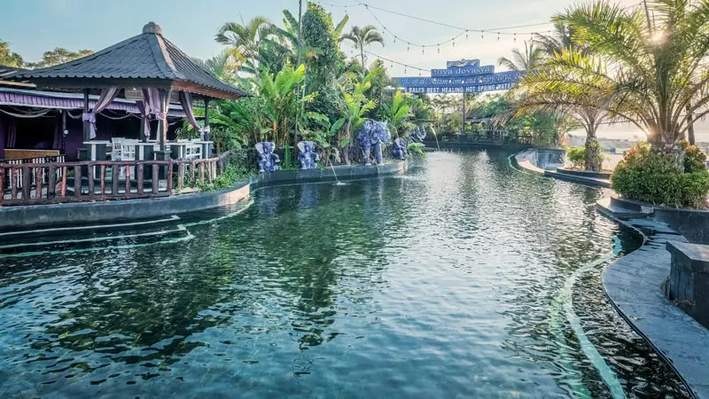 Kolam hot spring Toya Devasya dengan gazebo dan taman tropis