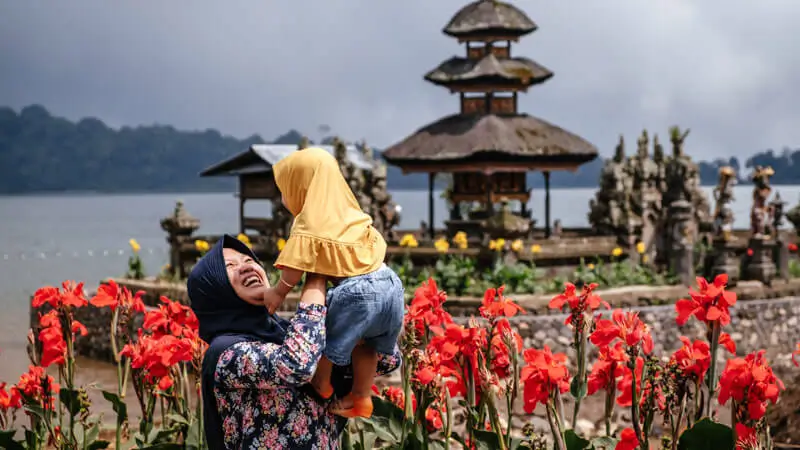 Momen wisata keluarga di area Danau Beratan, Bedugul
