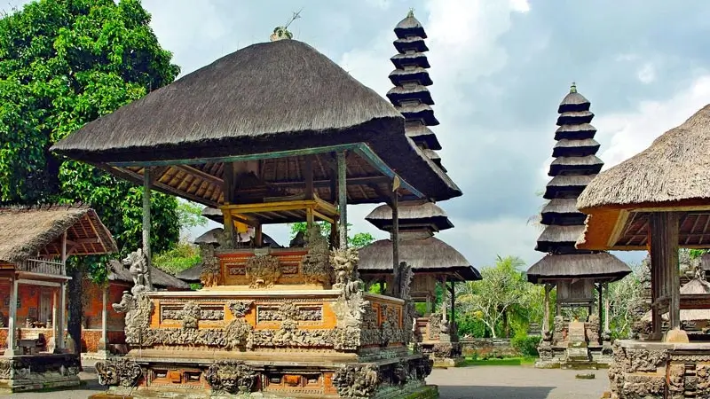 Pura Taman Ayun Mengwi, kompleks pura dengan meru dan bale di halaman