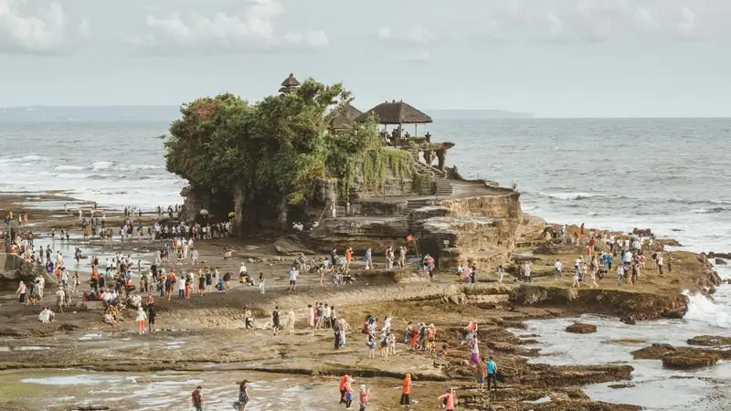 Pura Tanah Lot Bali saat air surut, jalur karang ramai pengunjung