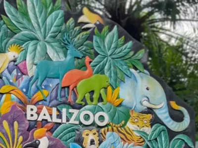 Sign Bali Zoo di pintu masuk, patokan lokasi sebelum cek jam buka Bali Zoo