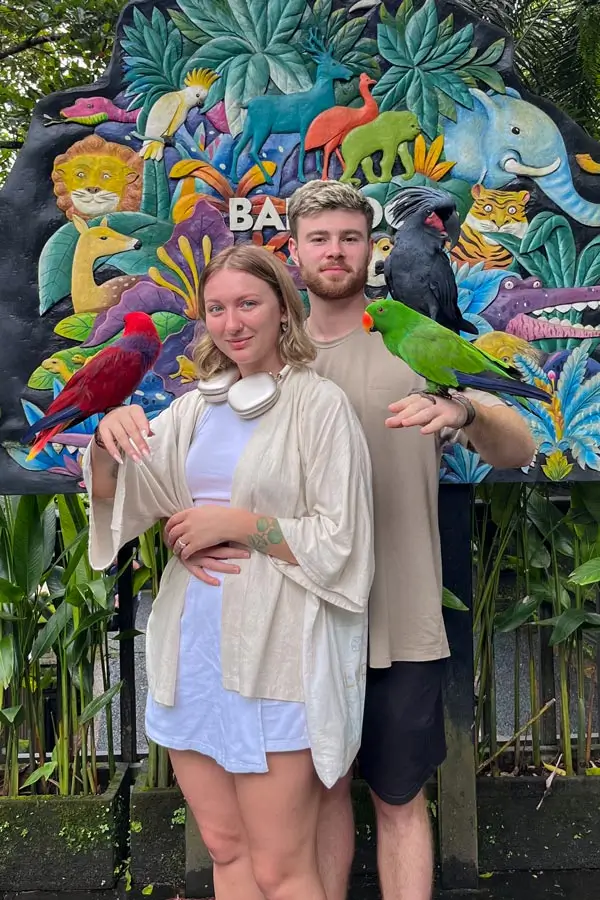 Suasana area dan spot foto kebun binatang dengan mural dan burung