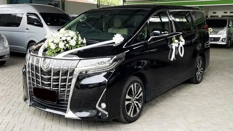 Alphard 2022 mobil pengantin Bali dengan dekor bunga putih.