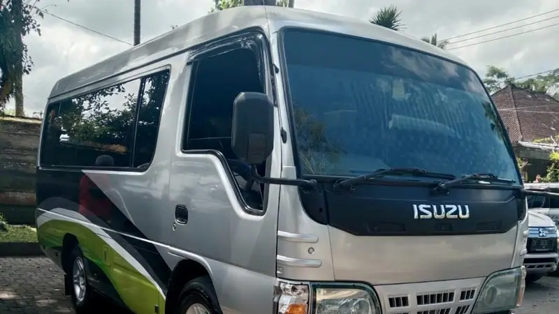 Eksterior Isuzu ELF, untuk rombongan 10–18 orang dengan opsi kapasitas fleksibel