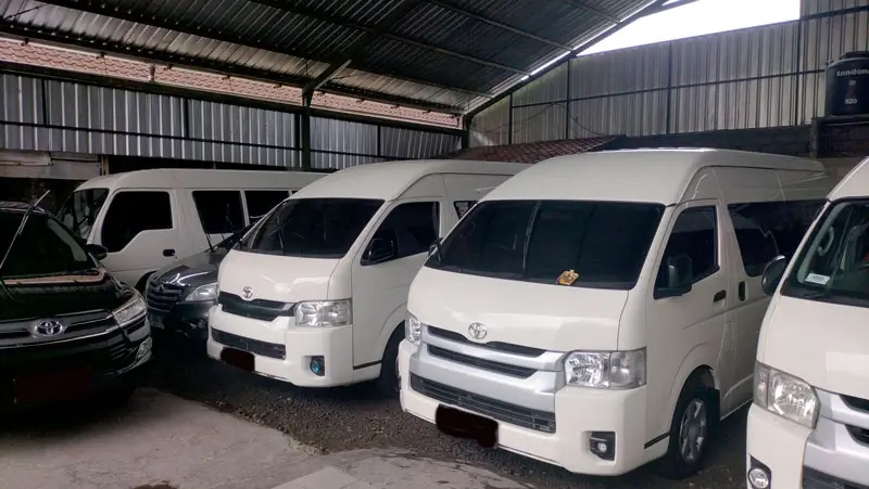 Deretan minibus untuk sewa mobil rombongan di Bali