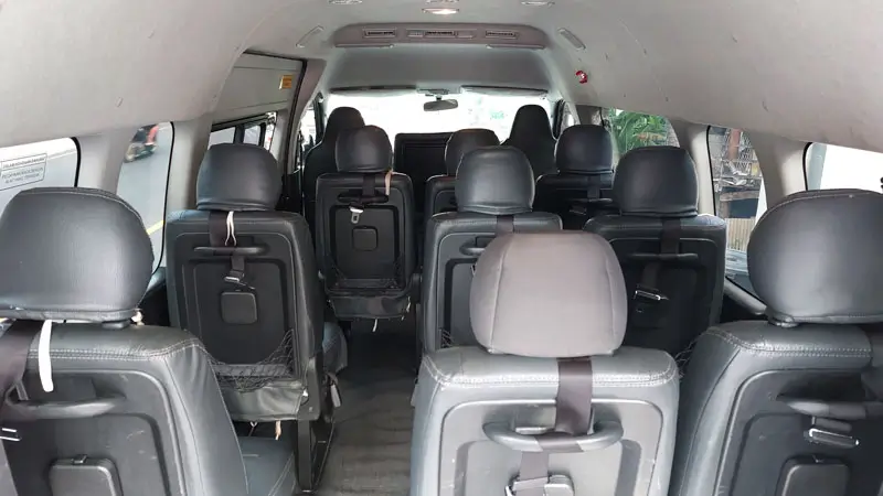Interior kabin minibus untuk rombongan di Bali, kursi penumpang dan lorong tengah
