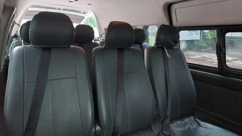 Interior kursi penumpang Toyota Hiace.
