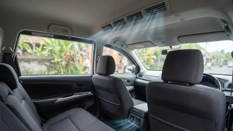 Interior mobil ber-AC dengan kursi bersih untuk sewa mobil Bali dengan supir