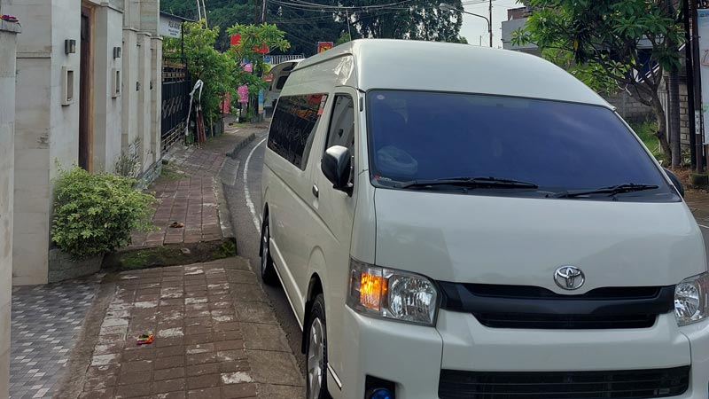 Sewa minibus Bali 10–18 orang untuk penjemputan, contoh kendaraan di jalan