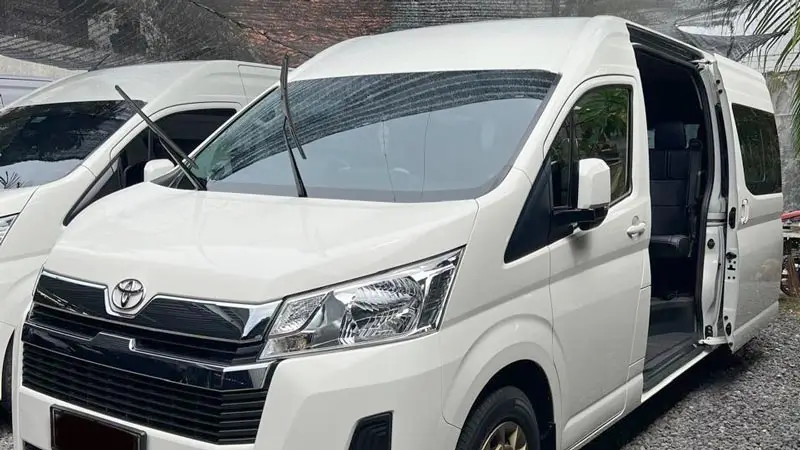 Minibus Bali 10–18 orang, kabin Hiace lega dengan pintu geser terbuka
