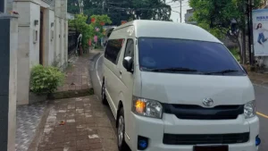 Sewa minibus Bali 10–18 orang, eksterior minibus putih