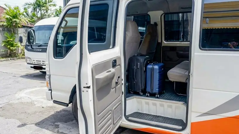 Akses masuk dan koper untuk sewa Elf Bali