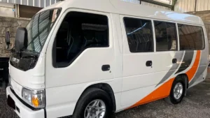 Feature image sewa Isuzu Elf Bali unit tampak depan samping
