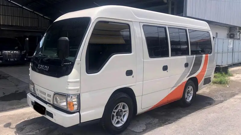 Sewa Elf Bali unit Isuzu Elf tampak samping depan