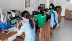 Tim admin Wira Tour Bali menangani booking sewa mobil dengan sopir di kantor