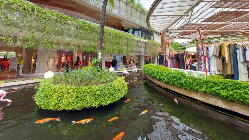 Area toko di Beachwalk Shopping Center