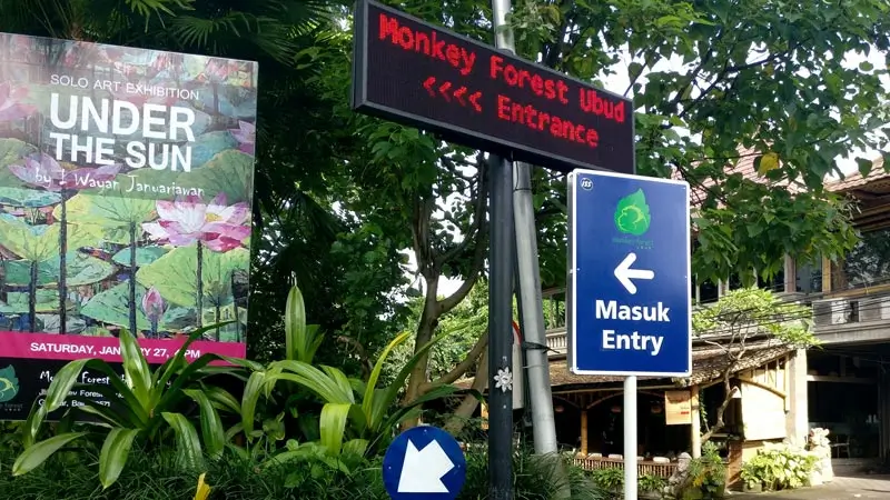 Penanda arah masuk Sentral Parking Ubud Monkey Forest