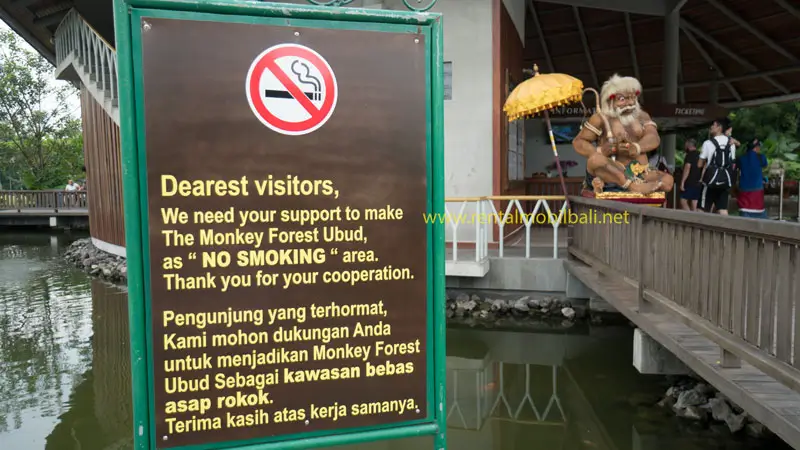 Papan larangan merokok di Ubud Monkey Forest