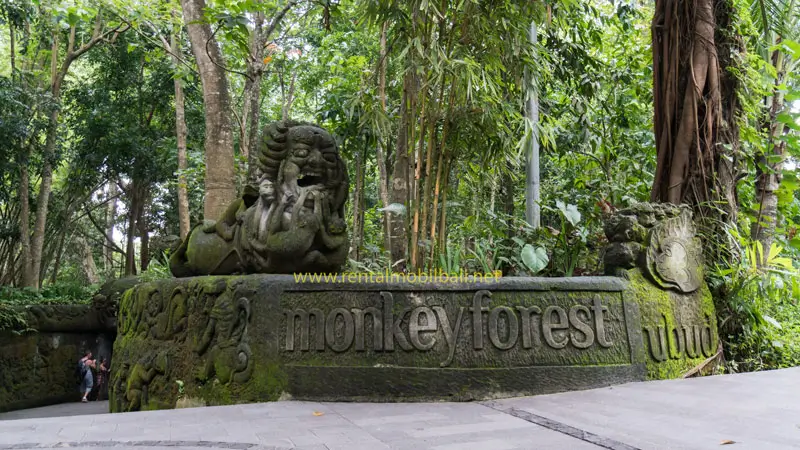 Papan batu Monkey Forest Ubud di area hutan