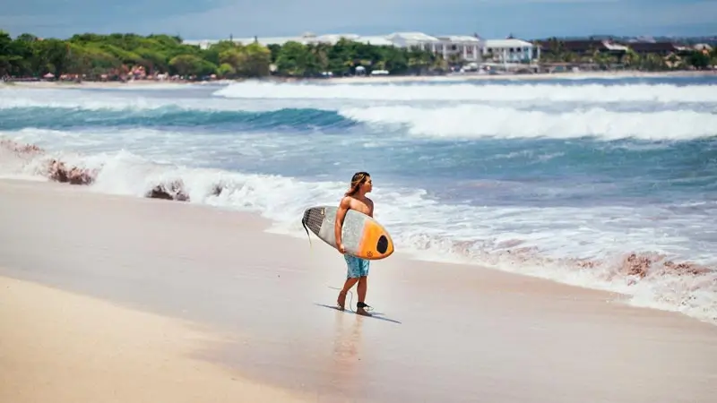 Pantai Kuta Bali untuk jalan santai dan surfing pemula