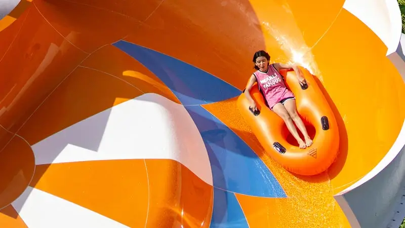 Anak-anak menikmati wahana air di Waterbom Bali