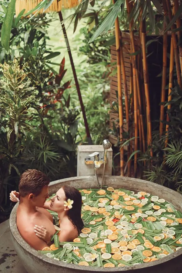Pasangan berendam dalam flower bath di area spa