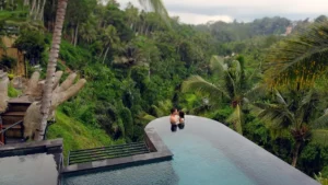 Pasangan honeymoon di Ubud di private pool lembah hijau