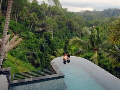 Pasangan honeymoon di Ubud di private pool lembah hijau