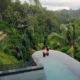 Pasangan honeymoon di Ubud di private pool lembah hijau