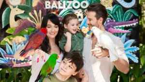 Keluarga dan anak berfoto dengan burung di Bali Zoo