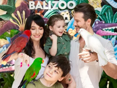 Keluarga dan anak berfoto dengan burung di Bali Zoo