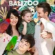 Keluarga dan anak berfoto dengan burung di Bali Zoo