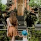 Keluarga berjalan di area pura sebagai pilihan tempat wisata di Ubud