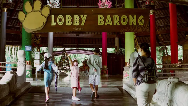 Keluarga memasuki Lobby Barong untuk orientasi awal